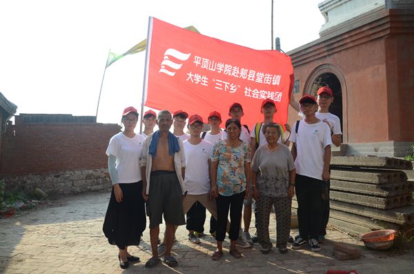 志愿者和看守人一家合影 拍摄者周煊棋_副本.jpg william威廉亚洲官方