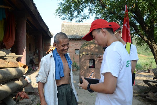 志愿者采访宝象寺义务看守人 拍摄者周煊棋_副本.jpg william威廉亚洲官方